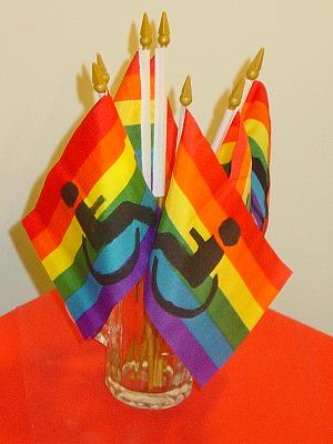 Regenbogenfhnchen mit Rollimotiv im Glas