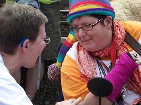 Karin und Cindy im Gespräch