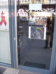 Eingang Caf� PositHiv